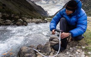 راهنمای جامع استفاده از فیلتر و پمپ آب در طبیعت‌گردی